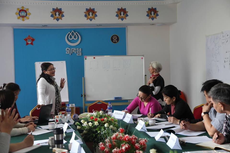 Залуу гэр бүлд сэтгэл судлалын зөвлөгөө өгч байна